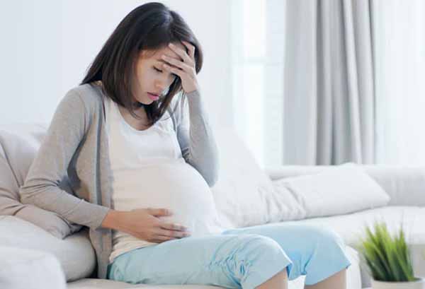 Phụ nữ mang thai bị bệnh tuyến giáp cần phải thăm khám thường xuyên với bác sĩ chuyên khoa.