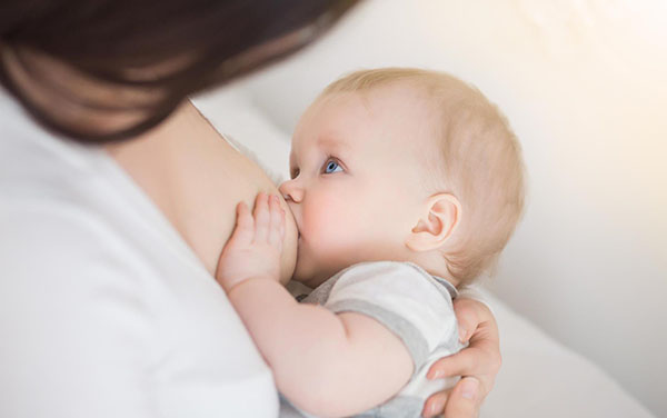 Cho bé bú sớm giúp ngăn ngừa ứ sản dịch sau sinh