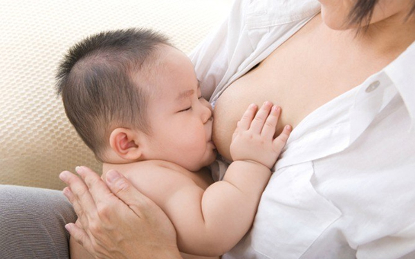 Cho trẻ bú sữa non ngay sau sinh vừa tốt cho sức khỏe của trẻ vừa mang lại nhiều lợi ích cho mẹ.