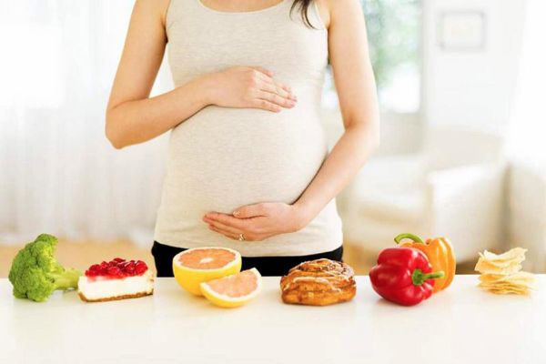 Chế độ dinh dưỡng của mẹ bầu là yếu tố ảnh hưởng tới kích thước của thai nhi
