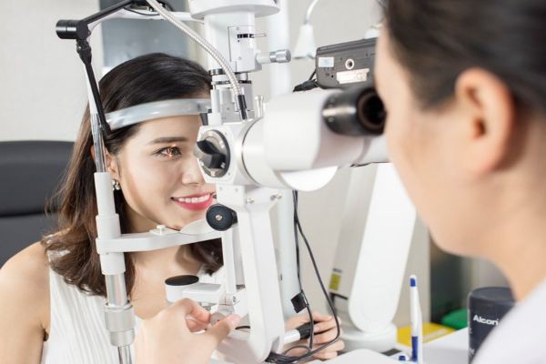 Người sử dụng kính áp tròng Ortho K phải tái khám thường xuyên