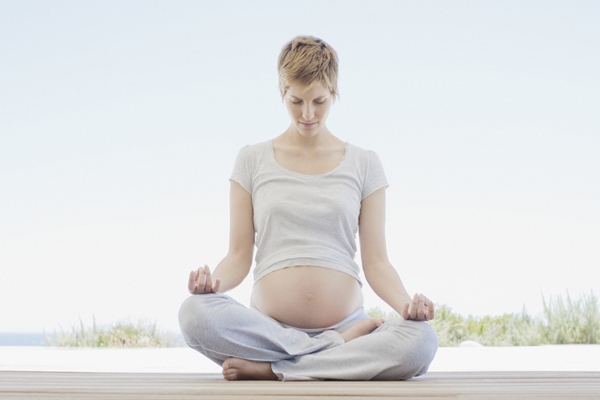 Vận động nhẹ nhàng, tập yoga cho mẹ bầu giúp mẹ bầu giảm cơn đau