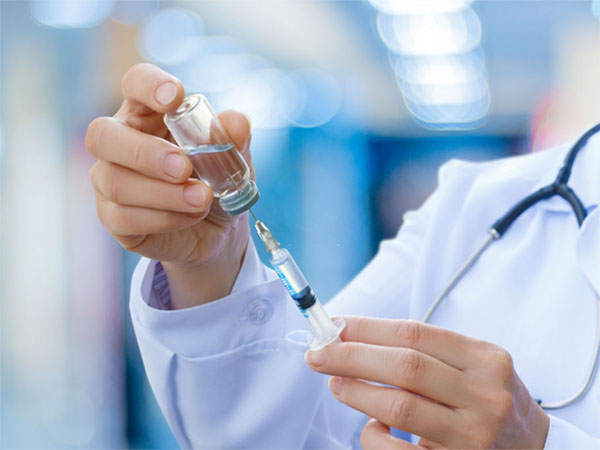 Vắc xin JEEV có dạng dịch treo màu trắng trong, cần lắc đều trước khi sử dụng