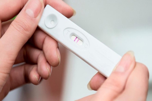 Có thai ngoài tử cung thử que biết không?