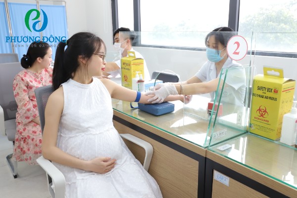 Lấy máu xét nghiệm khi khám thai tại BVĐK Phương Đông