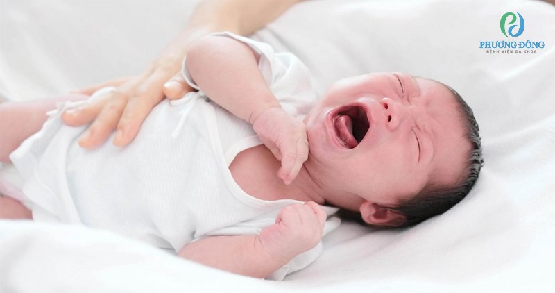 Trẻ sơ sinh thường có dấu hiệu hay quấy khóc, biếng ăn