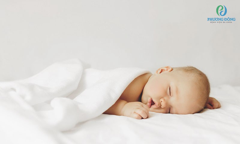 Trẻ sơ sinh lười bú, ngủ li bì cảnh báo dấu hiệu bệnh đa hồng cầu