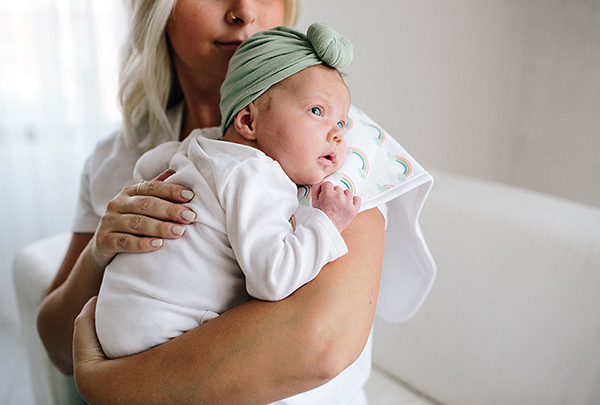 Vỗ ợ hơi sau khi bé bú bình là điều cần thiết giúp hạn chế tình trạng nôn trớ, sặc sữa ở trẻ sơ sinh.