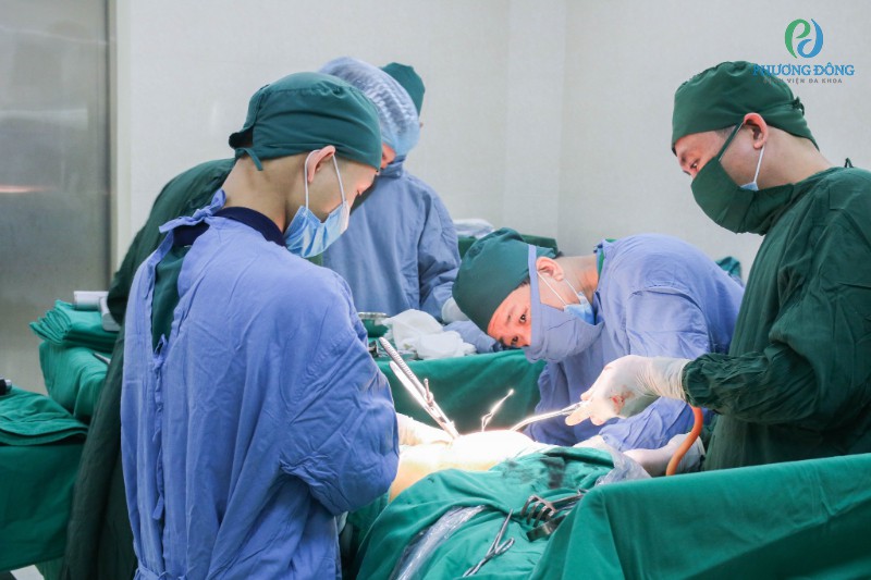 Tiến hành phẫu thuật cắt bỏ ruột thừa là phương pháp hữu hiệu