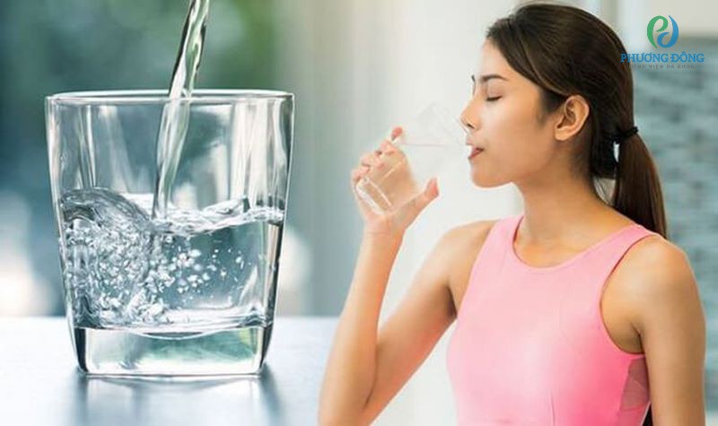 Uống nhiều nước, ít nhất là 2l nước mỗi ngày để lợi cho đường tiết niệu