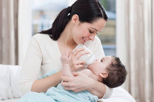 Mách mẹ cách cho bé sơ sinh bú bình không bị sặc sữa 