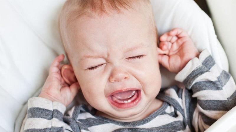 Hình ảnh viêm tai ngoài ở trẻ sơ sinh với tình trạng con dễ quấy khóc