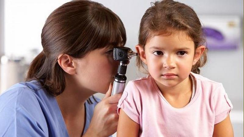Khi nào cần đến bác sĩ nếu trẻ bị viêm ống tai ngoài?

