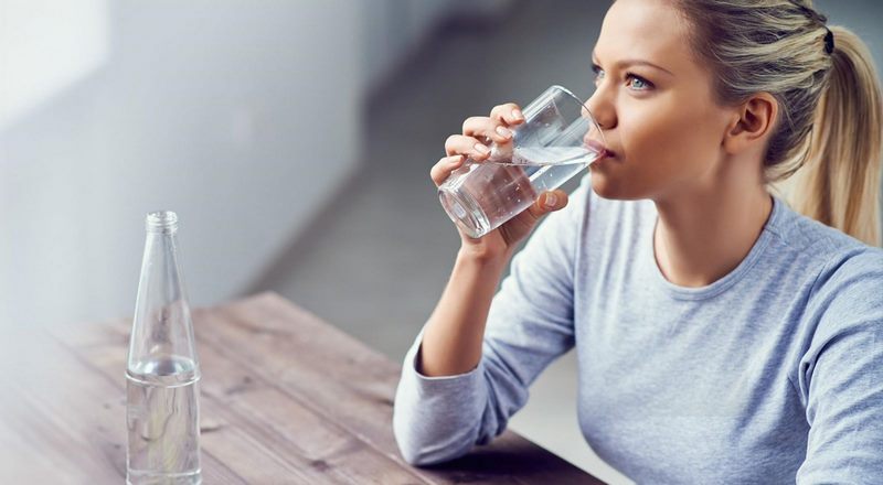 Uống đủ nước, giúp làm loãng dịch tiết tại vùng xoang mũi