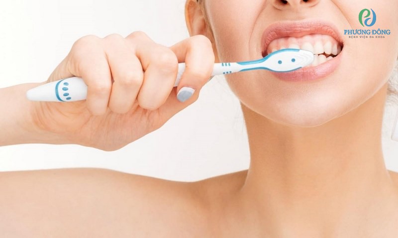 Bạn chỉ cần vệ sinh răng miệng bằng cách đánh răng trong giai đoạn nhẹ