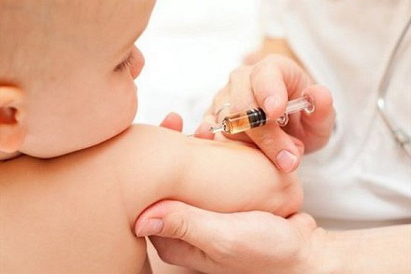 Cả trẻ em và người lớn đều nên tiêm vắc xin viêm gan B để phòng ngừa bệnh