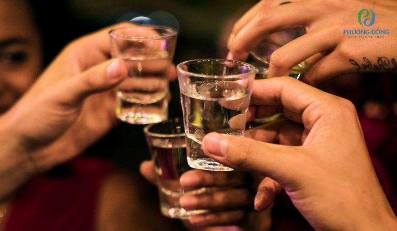 Uống rượu cũng làm tăng yếu tố nguy cơ của ung thư khoang miệng