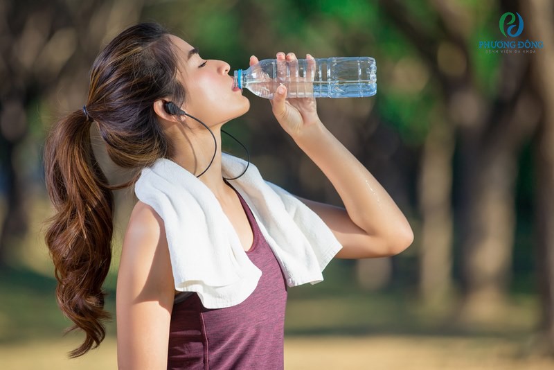 Uống đủ nước để giúp cơ thể đào thải độc tố và tốt cho đường tiết niệu