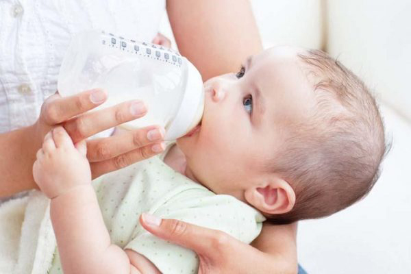 Chọn sữa công thức cho trẻ sơ sinh, bố mẹ nên ưu tiên loại có vị và thành phần giống sữa mẹ.