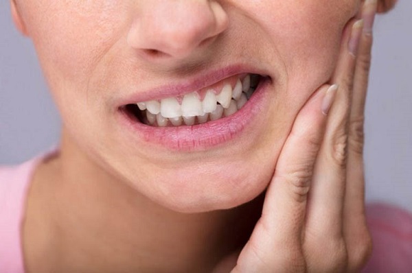 Áp xe chân răng tạo cảm giác khó chịu, đau nhói ở vị trí răng	