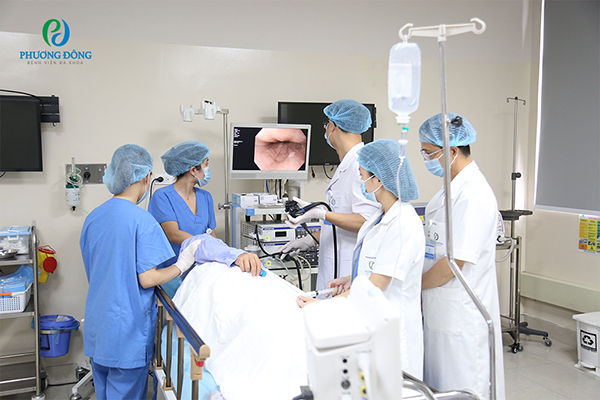 Bác sĩ Nguyễn Tuấn Dũng và ekip đang tiến hành nội soi cắt bỏ khối niêm mạc bất thường.