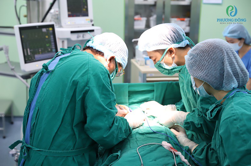 Đội ngũ y bác sĩ Phương Đông thực hiện một ca phẫu thuật viêm tuyến giáp