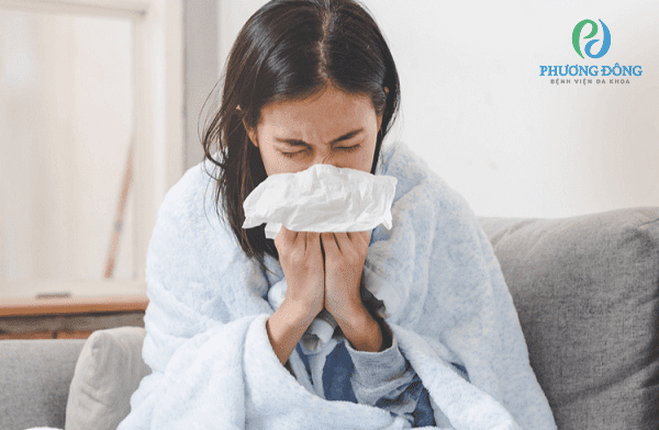 Cảm cúm có triệu chứng sốt cao, chảy nước mũi và ho nhiều