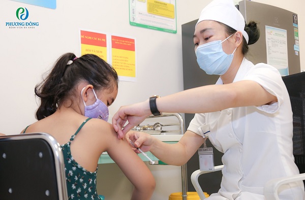 Tiêm vắc-xin cách phòng bệnh cúm theo mùa ở Bệnh viện Đa khoa Phương Đông