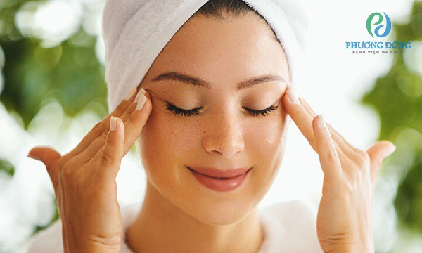 Massage mắt để giảm căng mắt và phòng tránh suy giảm thị lực