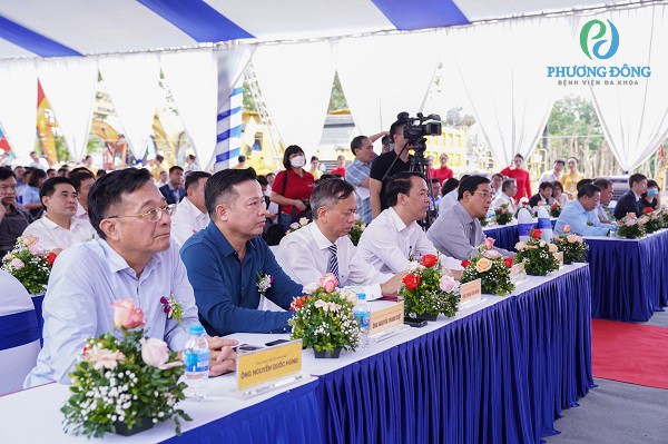 Ông Nguyễn Thanh Việt - Chủ tịch HĐTV Công ty TNHH Tổ hợp Y tế Phương Đông ngồi cùng các vị đại biểu, quan khách tại buổi lễ