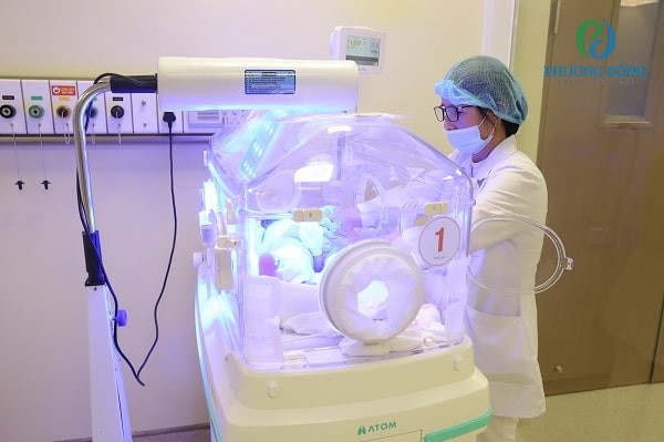 Đèn chiếu vàng da cho trẻ sơ sinh ở Bệnh viện Đa khoa Phương Đông