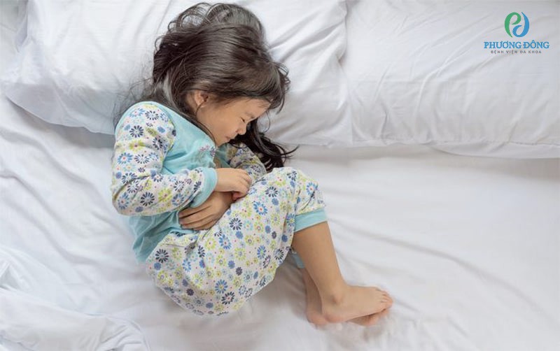 Trẻ bị suy tim có biểu hiện đau bụng dữ dội đến nỗi không thể gắng sức được