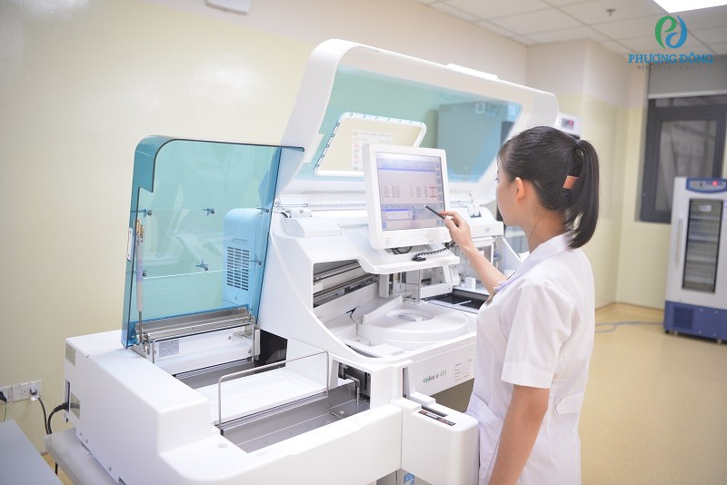 Máy phân tích sinh hoá tự động hiện đại tại Bệnh viện Đa khoa Phương Đông