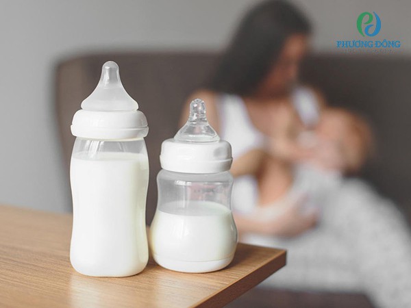 Nếu mẹ thiếu sữa hoặc vì một lý do nào đó, cho trẻ bú mẹ kết hợp sữa công thức giúp đảm bảo dinh dưỡng cần thiết cho trẻ.