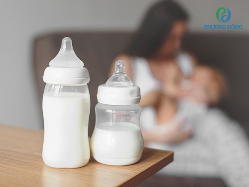Một số lưu ý khi cho trẻ sơ sinh bú mẹ kết hợp sữa công thức