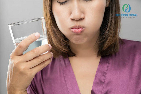 Súc miệng bằng nước muối sinh lý giúp ngăn ngừa và tiêu diệt vi khuẩn
