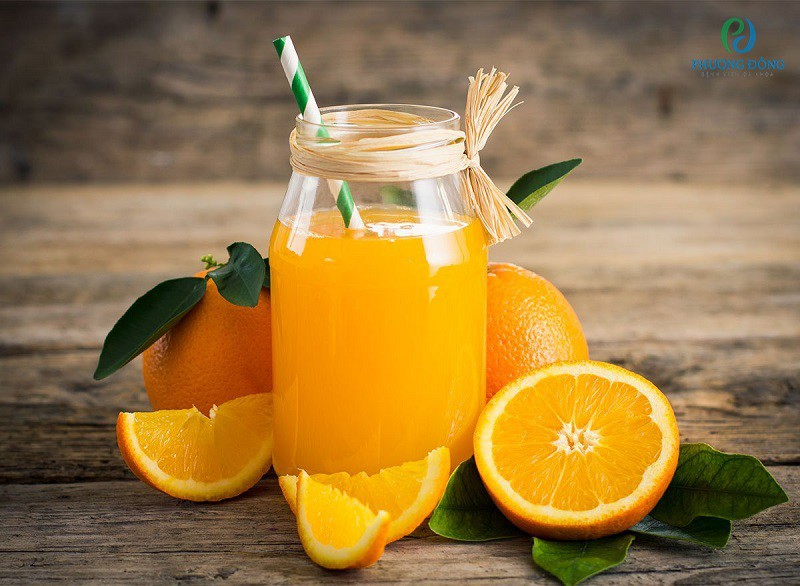 Nước cam chứa nhiều vitamin C giúp hồi phục sức khỏe nhanh chóng 