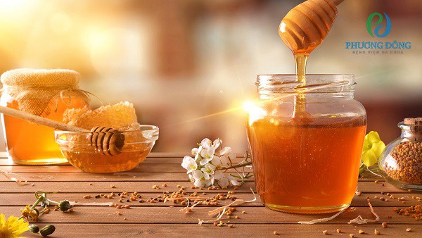 Bôi hoặc uống mật ong giúp điều trị nhiệt miệng tại nhà đạt hiệu quả cao
