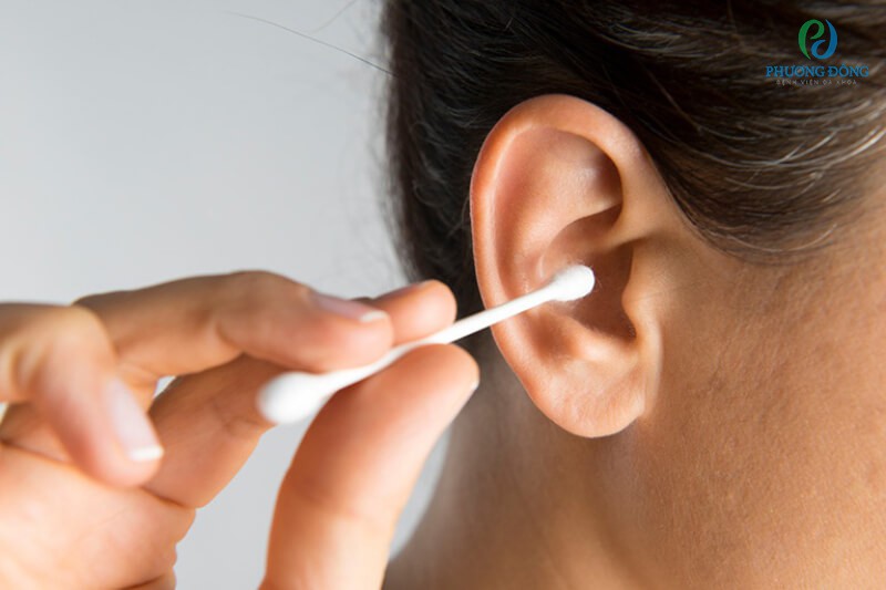 Ráy tai được cơ thể tiết ra hằng ngày từ chất nhờn trong ống tai để bảo vệ tai
