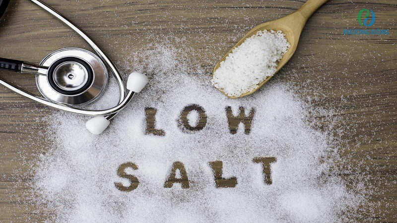 Giảm lượng muối trong chế độ ăn uống sẽ giúp ổn định dịch trong tai