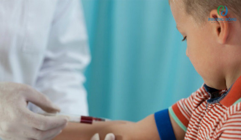 Trẻ sẽ được lấy máu làm xét nghiệm CRP