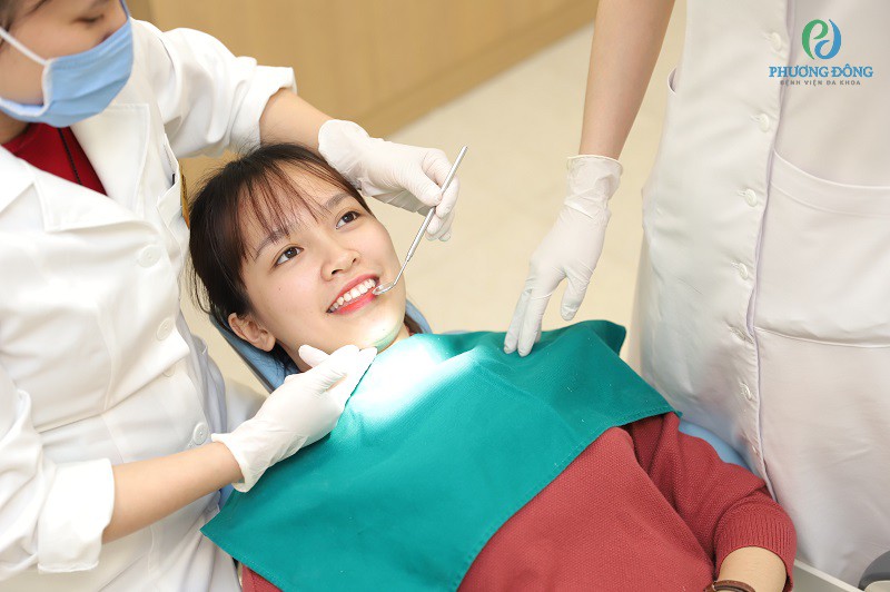 Khám răng trước khi trồng răng implant tại Bệnh viện Đa khoa Phương Đông