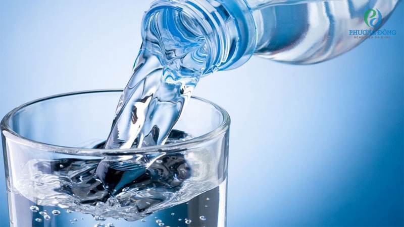 Uống đủ nước giúp cơ thể chị em được dễ chịu khi bị rong kinh