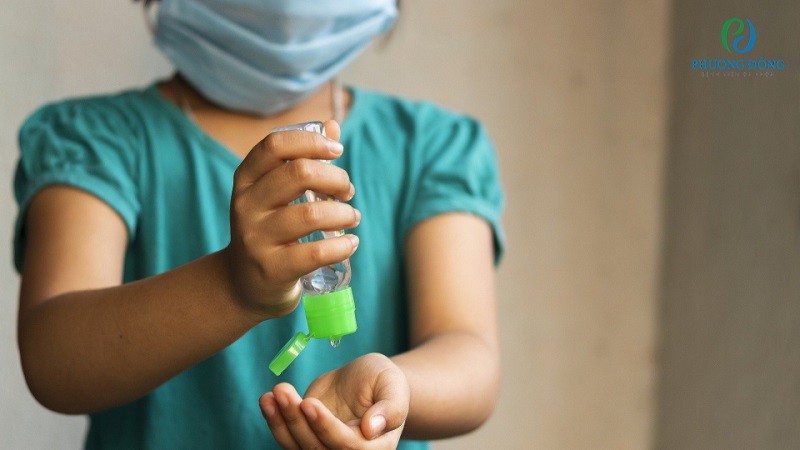 Thường xuyên sát khuẩn tay và đeo khẩu trang cho trẻ để phòng ngừa nhiễm virus 