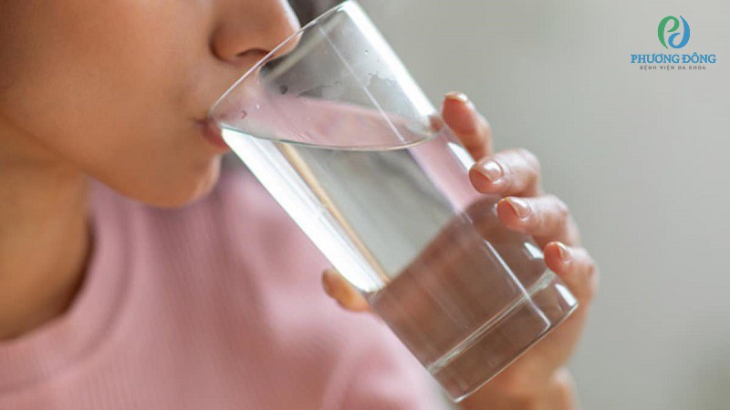Uống nhiều nước giúp người bệnh cải thiện tình trạng khi nhiễm virus