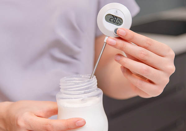 Để kiểm tra nhiệt độ chính xác nước pha sữa, mẹ có thể dùng nhiệt kế chuyên dụng.