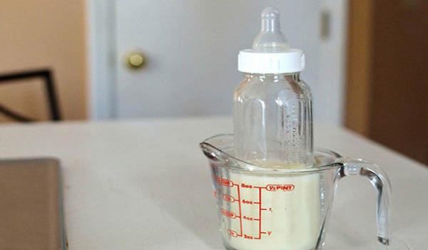 Ngâm bình sữa vào ca nước nóng là cách hâm sữa đơn giản và không làm ảnh hưởng đến chất lượng sữa.
