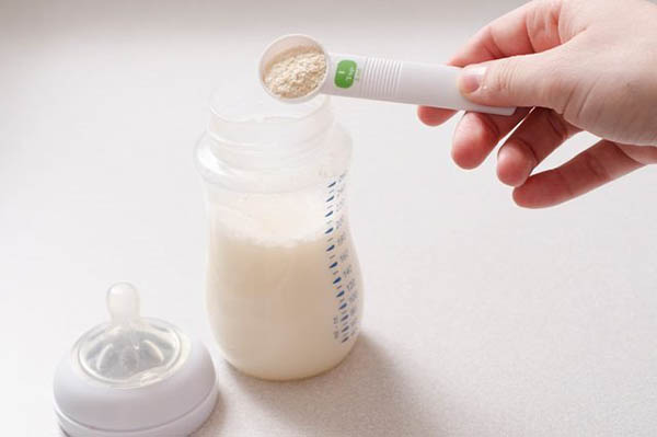 Pha sữa cho trẻ sơ sinh tưởng đơn giản nhưng cũng có rất nhiều điều phải lưu ý.