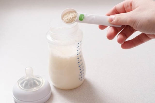 Cách pha sữa cho trẻ sơ sinh và những lưu ý quan trọng