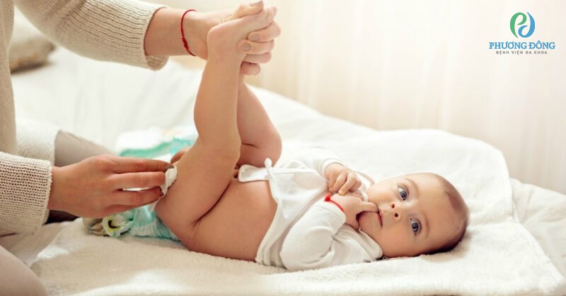 Vệ sinh chưa sạch sẽ khiến bé dễ bị nhiễm khuẩn gây nên tiêu chảy